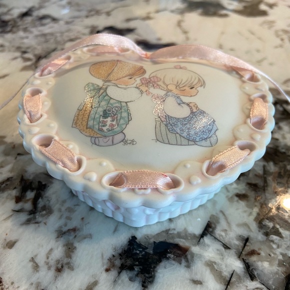 Precious moment sister dish with heart lid - Picture 9 of 10
